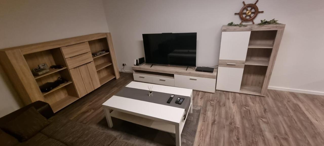 3 Zimmer Ferienwohnung In Jever Bagian luar foto